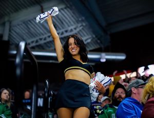 Image post by @coloradoeagleschicks on Instagram
