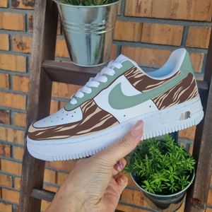Image post by @chickmakescustomkicks on Instagram