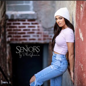 Image post by @seniorsbyphotojeania on Instagram