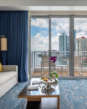Image post by @mo_miami on Instagram