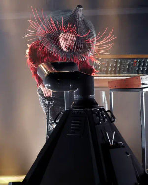 Image post by @vogueitalia on TikTok