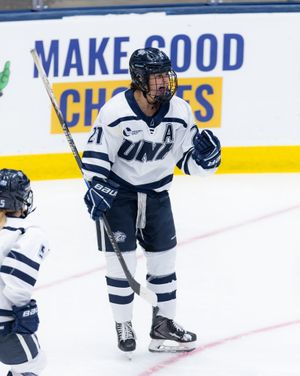 Image post by @unhwhockey on Instagram