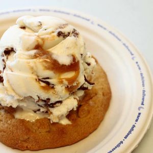 Image post by @insomniacookies on Instagram