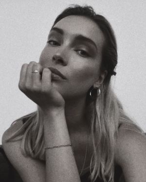 Image post by @carlabenavent17 on Instagram