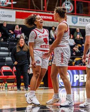 Image post by @scsuhuskieswbb on Instagram
