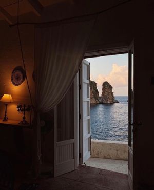 Image post by @_stay_inside on Instagram