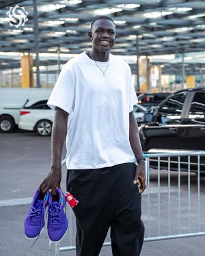 Image post by @gleaguesuns on Instagram