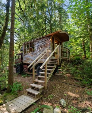 Image post by @treehousepoint on Instagram
