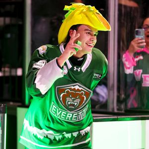 Image post by @everett_silvertips on Instagram