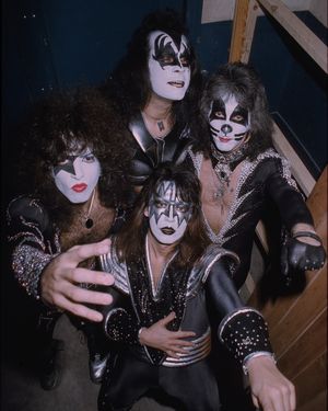 Image post by @kissonline on Instagram