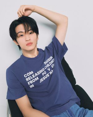Image post by @esquire.korea on Instagram