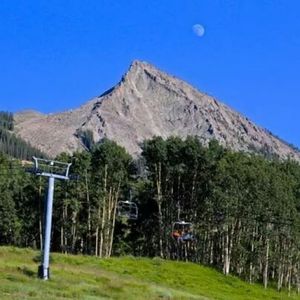 Image post by @skicrestedbutte on Instagram