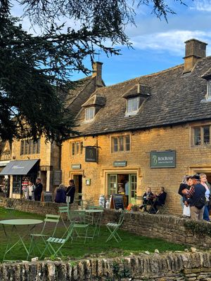 Image post by @llavieboheme on Instagram