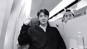 Video post by @weareoneexo on YouTube