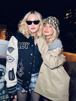 Image post by @slaybrinacarpenterr on Instagram