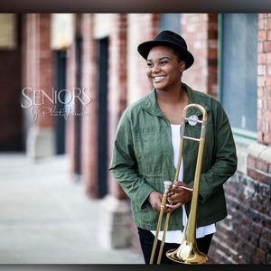 Image post by @seniorsbyphotojeania on Instagram