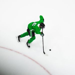 Image post by @undmhockey on Instagram