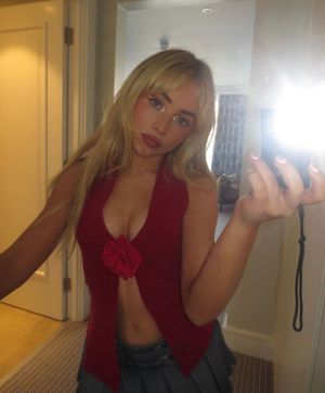 Image post by @slaybrinacarpenterr on Instagram