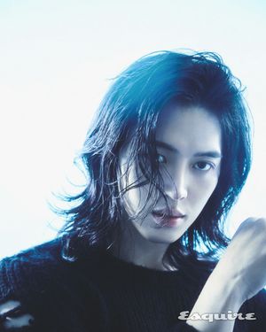 Image post by @esquire.korea on Instagram