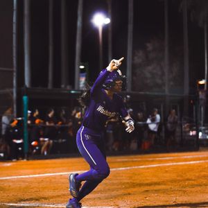 Image post by @uwsoftball on Instagram