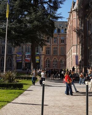 Image post by @univcatholille on Instagram