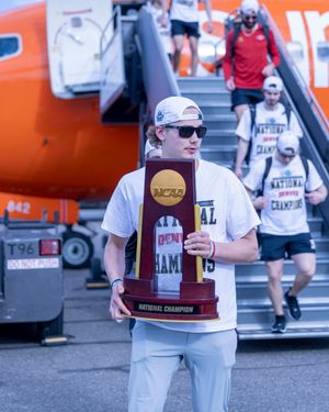 Image post by @du_hockey on Instagram