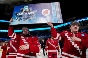 Image post by @BadgerMHockey on Twitter