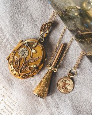 Image post by @maejeanvintage on Instagram