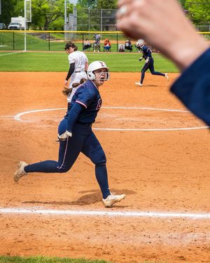 Image post by @leeusoftball on Instagram