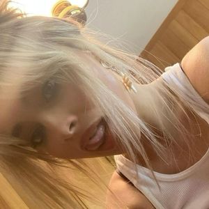 Image post by @slaybrinacarpenterr on Instagram