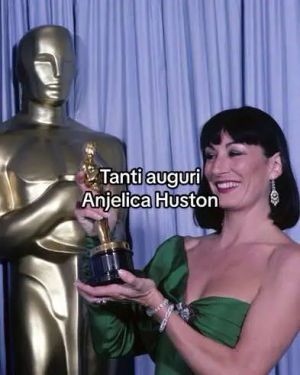 Image post by @vogueitalia on TikTok