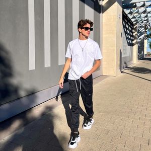 Image post by @itsaveryrood on Instagram