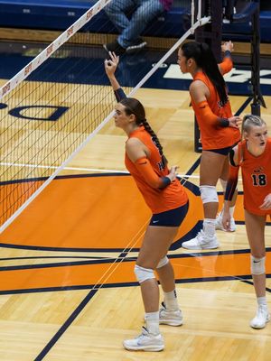 Image post by @hopecollegevolleyball on Facebook