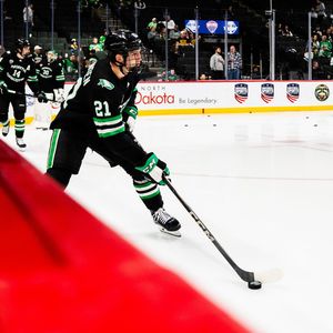 Image post by @undmhockey on Instagram