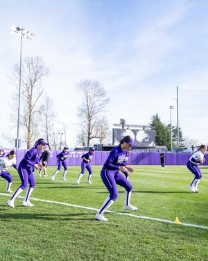 Image post by @uwsoftball on Instagram