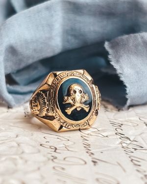Image post by @maejeanvintage on Instagram