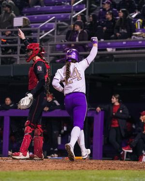 Image post by @uwsoftball on Instagram