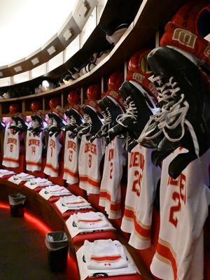 Image post by @du_hockey on Instagram