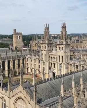 Video post by @oxford.academia.programs on Facebook
