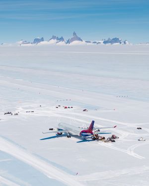 Image post by @white.desert.antarctica on Instagram
