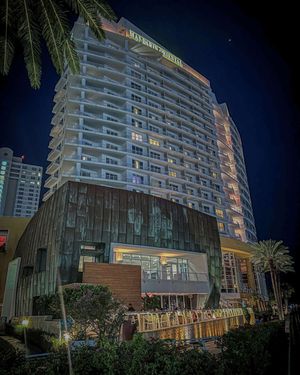 Image post by @mo_miami on Instagram