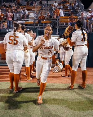 Image post by @texassoftball on Instagram
