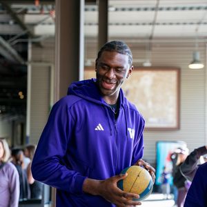 Image post by @uw_mbb on Instagram