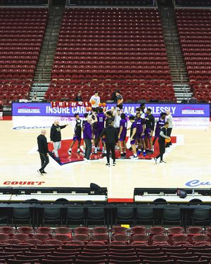 Image post by @uw_mbb on Instagram
