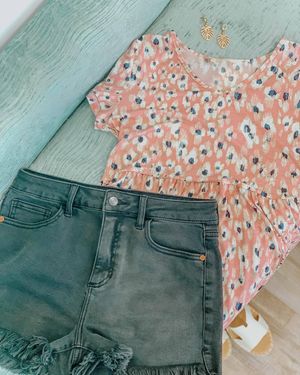 Image post by @shopfillyflair on Instagram