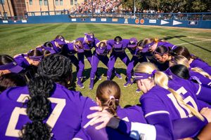 Image post by @uwsoftball on Instagram