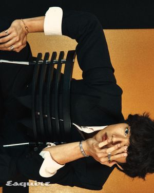 Image post by @esquire.korea on Instagram