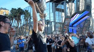 Video post by @NHLGIFs on Twitter