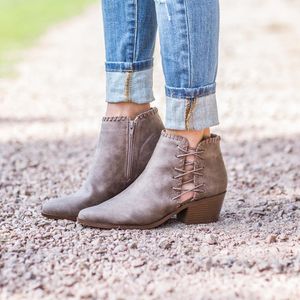 Image post by @shopfillyflair on Instagram