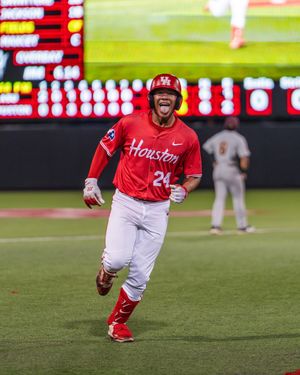 Image post by @uhcougarbb on Instagram